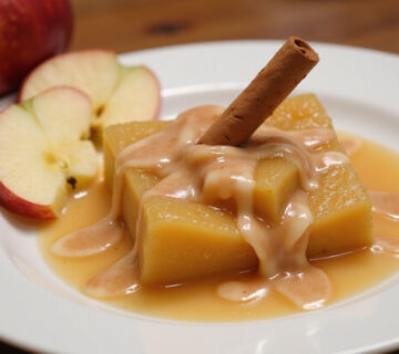 Finished Apfelmus mit Vanillesauce served beautifully, showcasing delicious flavors.