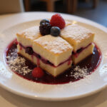 Deliciously plated Quarkauflauf mit Beeren, perfect for dessert.