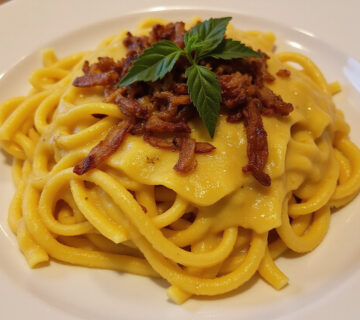Perfekte Käsespätzle auf einem Teller, ideal für ein herzhaftes deutsches Essen.