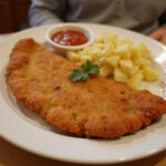 Fertiges Schnitzel mit Kartoffelsalat, ideal für ein festliches Abendessen.