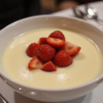 Delicious Vanillepudding mit Erdbeeren served with fresh strawberries, perfect for dessert.