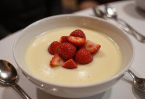 Delicious Vanillepudding mit Erdbeeren served with fresh strawberries, perfect for dessert.
