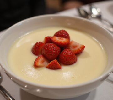 Delicious Vanillepudding mit Erdbeeren served with fresh strawberries, perfect for dessert.